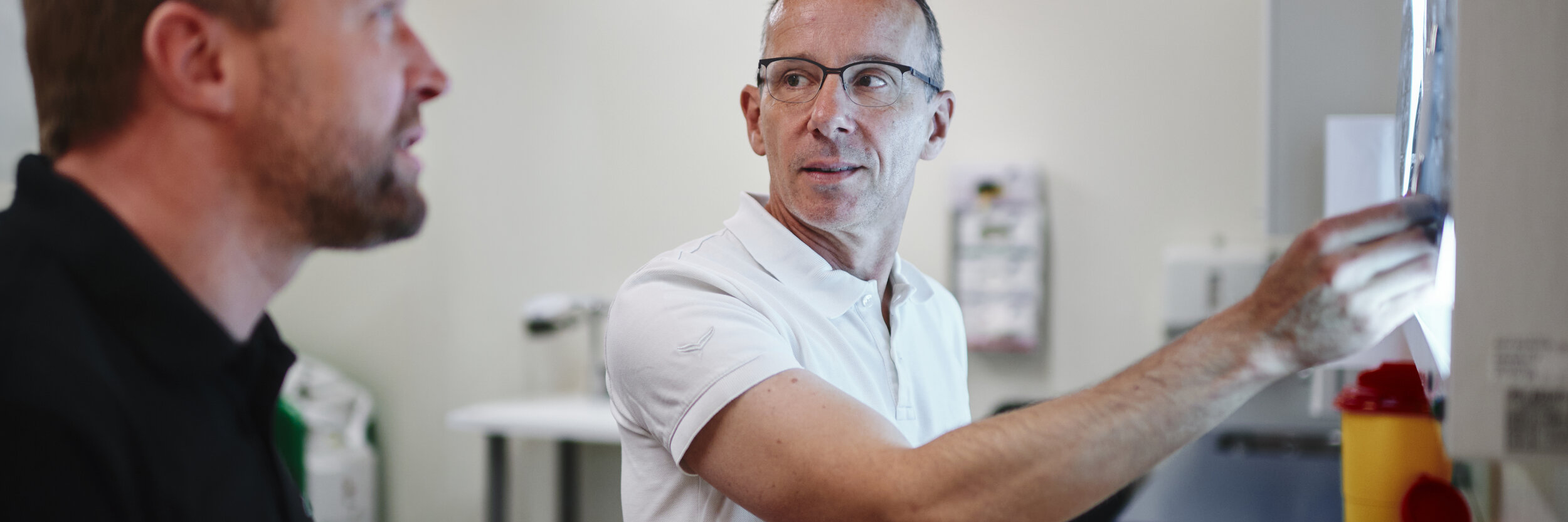 Dr. Thomas Dill im Patientengespräch