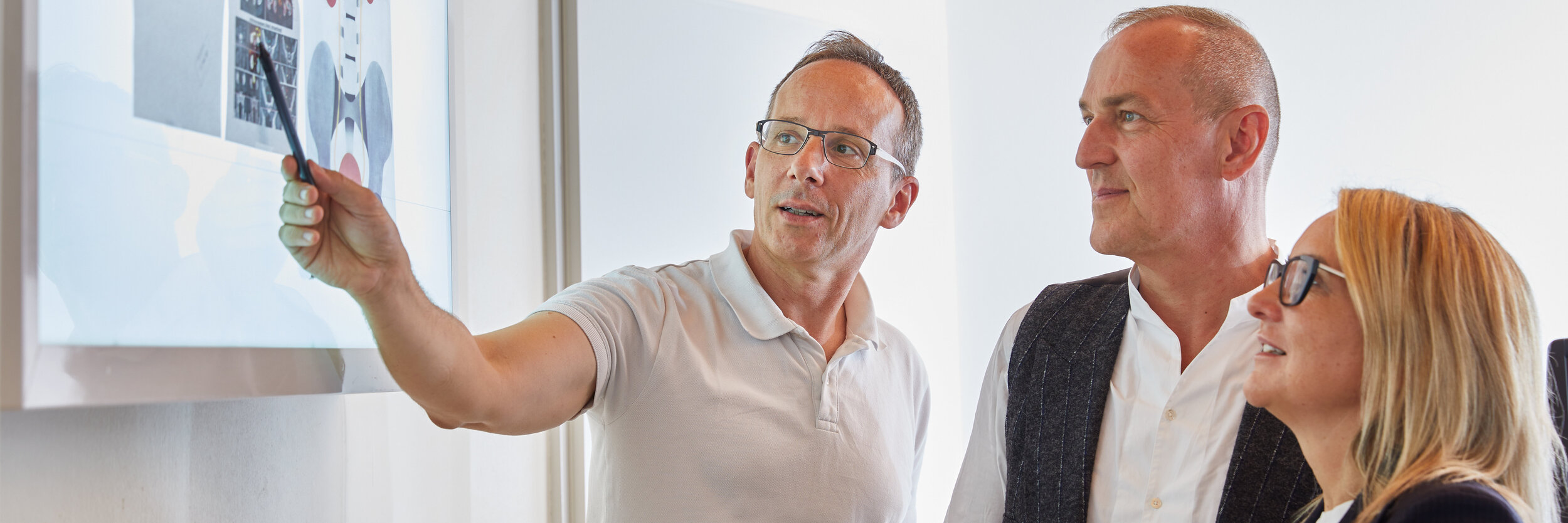 Dr. Thomas Dill im Gespräch mit Patienten