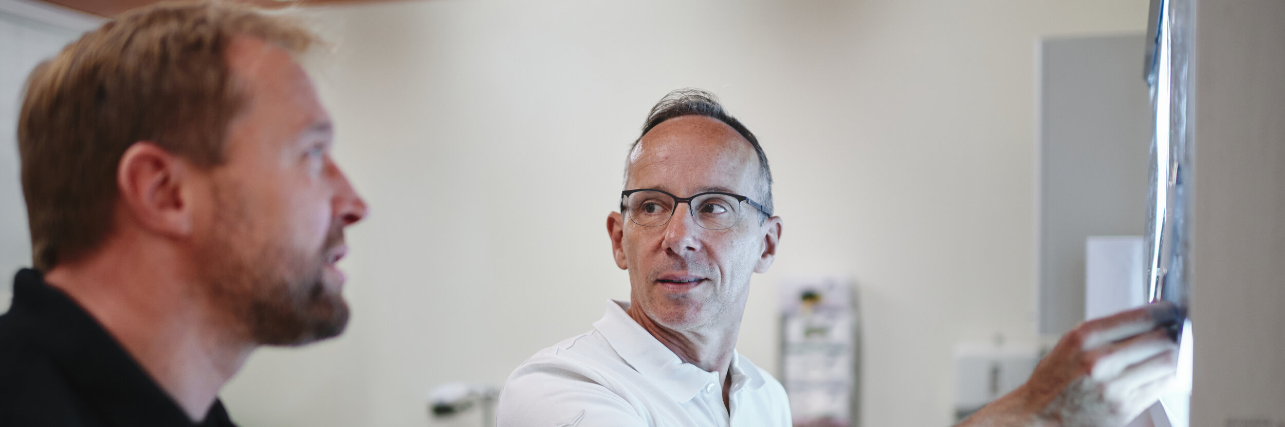 Dr. Thomas Dill im Patientengespräch