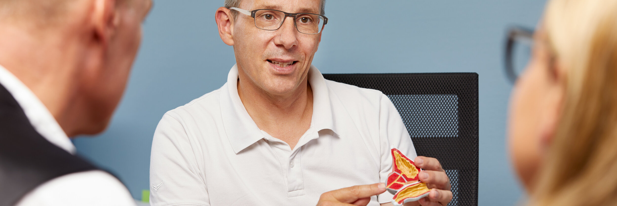 Dr. Thomas Dill im Patientengespräch