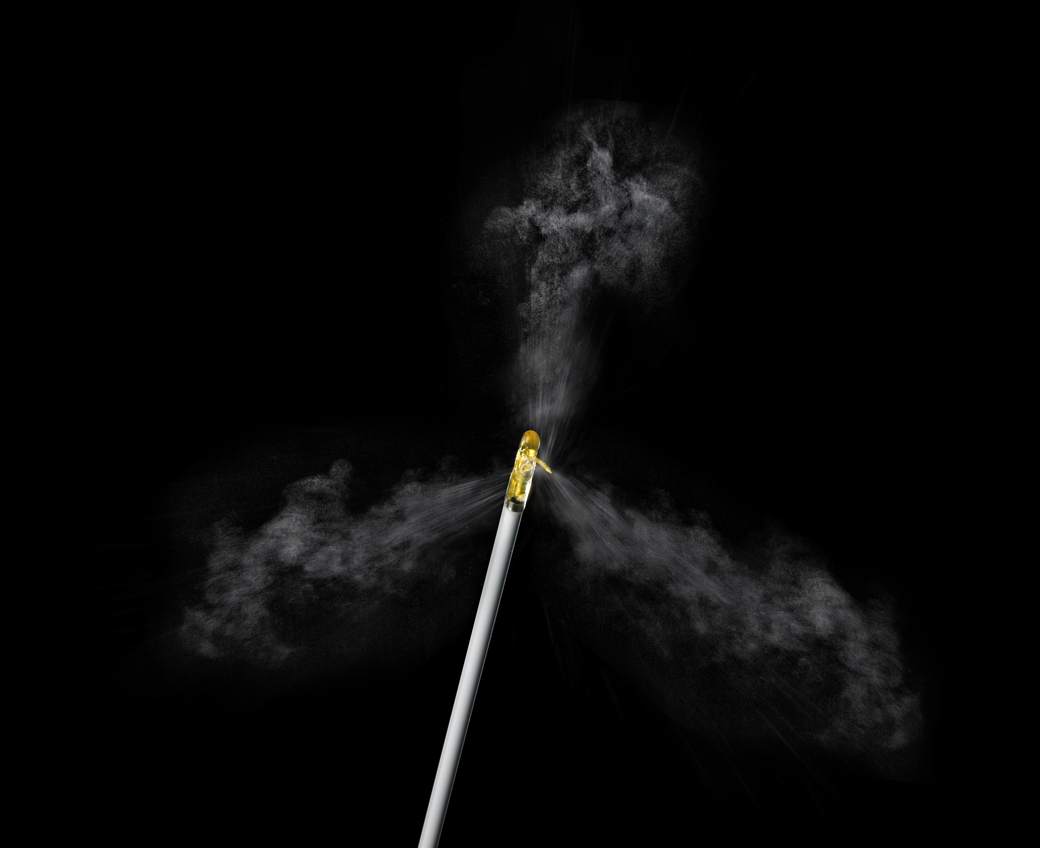 Die Abbildung zeigt den Dampfaustritt aus der Spitze der Nadel, die bei einer Rezūm-Behandlung durch die Harnröhre in die Prostata geführt wird. 